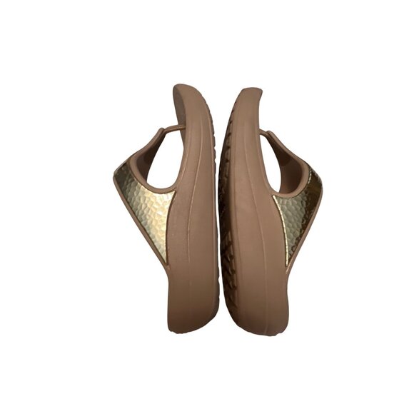 Womens Crocs Flip Flops Sz W7 Gold & Tan Comfort Sandals Metallic Strap - Picture 6 of 6